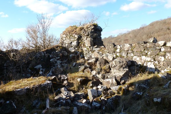 The remains of the bounday walls of Caisteal Nan Con