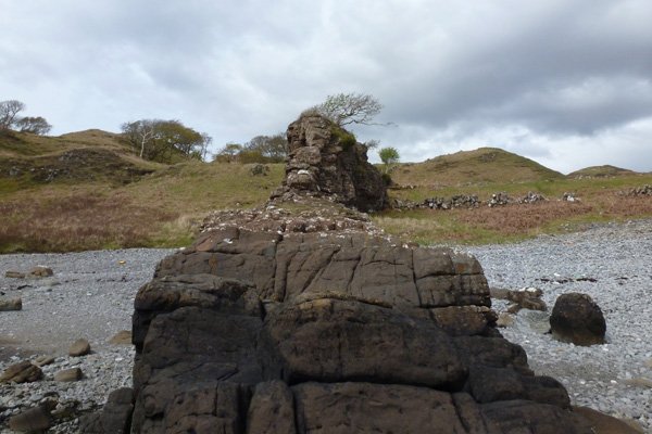 Looking up the dyke running alongside Camas Ghaoideil