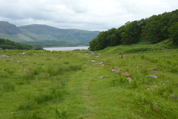 Boulderfield and cairns at the start of the Arienas walk