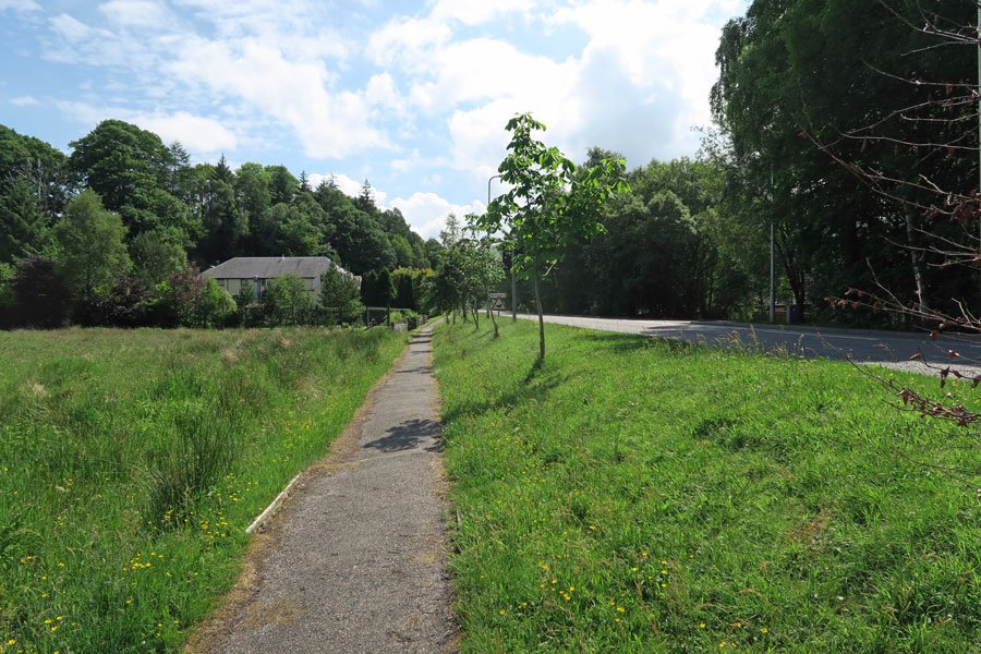The path along the A86