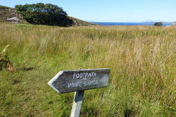 The sign for the footpath onwards to the beach in Smirisary